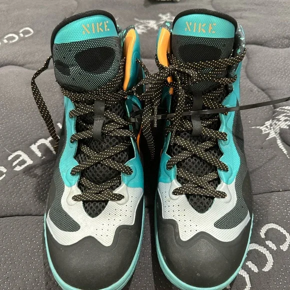 Nike Teal and Black Athletic Shoes - Picture 2 of 6